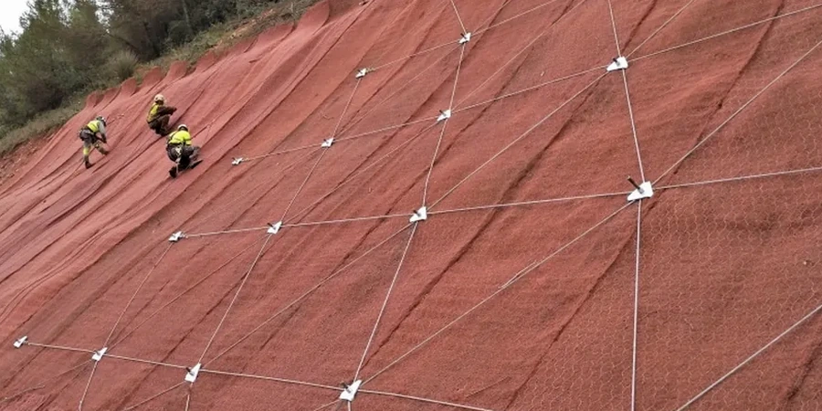 Análisis de estabilidad de taludes en Coronel: seguridad geotécnica frente a suelos complejos